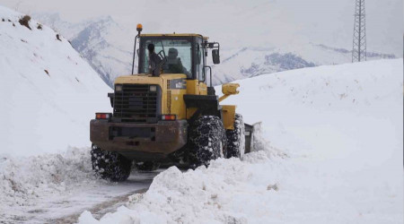 Şırnak'ta kar 1 metreyi buldu