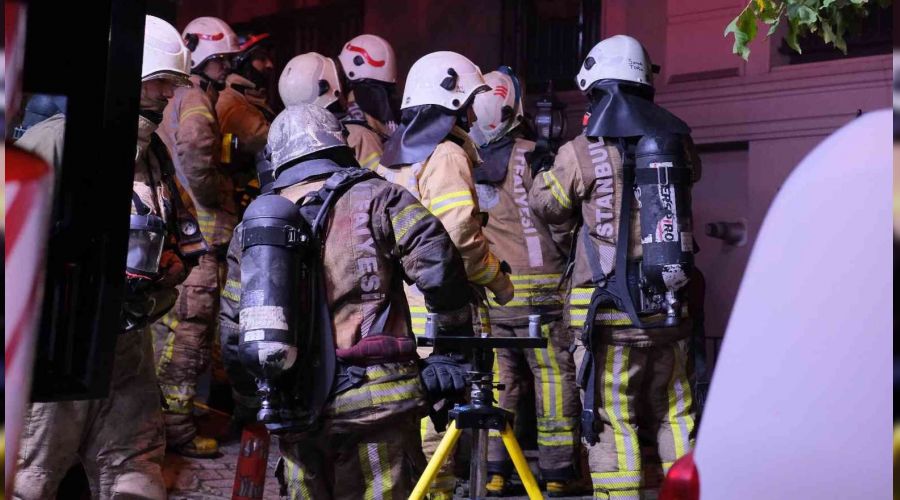 Şişli'de 3 katlı binada yangın çıktı