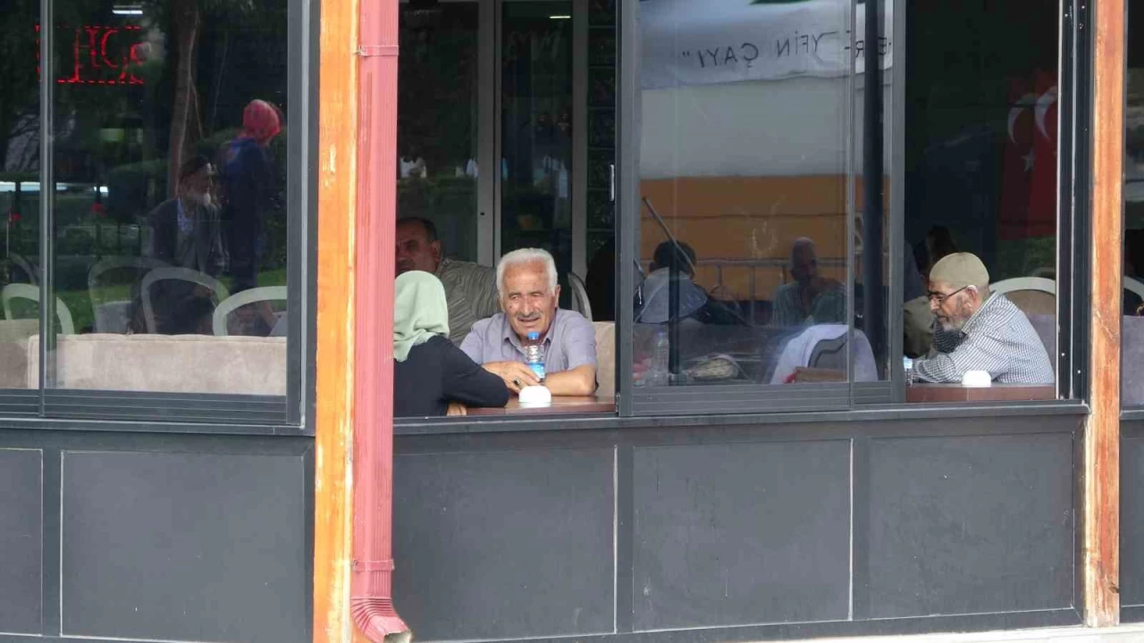 Sivas'ta emekliler artık ucuz çay içemeyecek