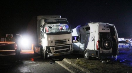 Sivas'ta minibüsle tır çarpıştı: 5 yaralı