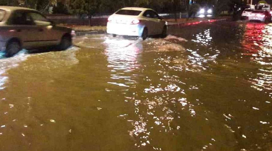 S�ke'de sa�nak ya�mur sonras� sel meydana geldi