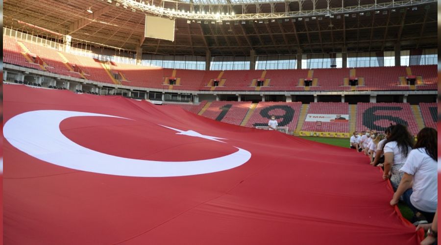 Stad�n ortas�nda dev T�rk bayra�� a��ld�