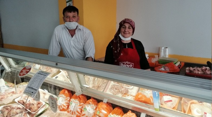 Suluova'da kad�n kasap g�renleri �a��rt�yor
