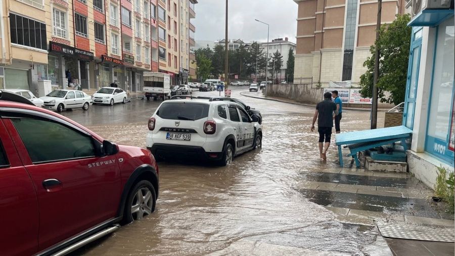 Su�ehri'nde yollar g�le d�nd�