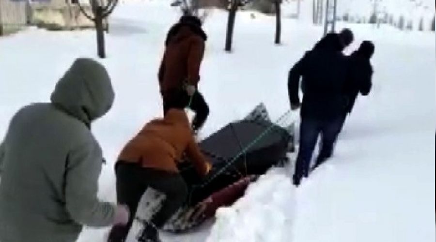 Tabutları kızakla çektiler