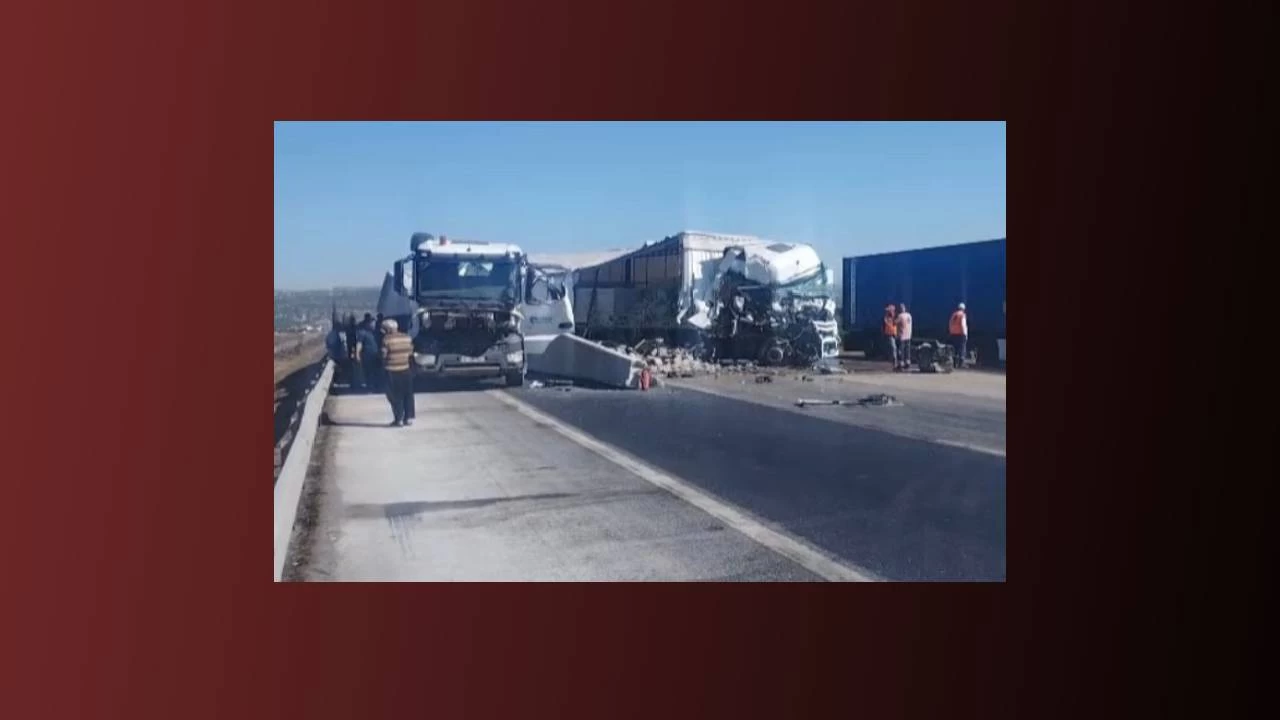 TAG Otoyolu'nda 2 tır çarpıştı