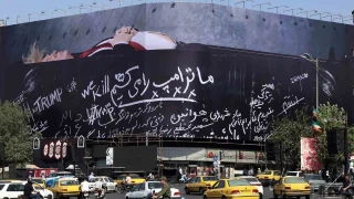 Tahran meydanına 'tabutta yatan Trump' afişi asıldı