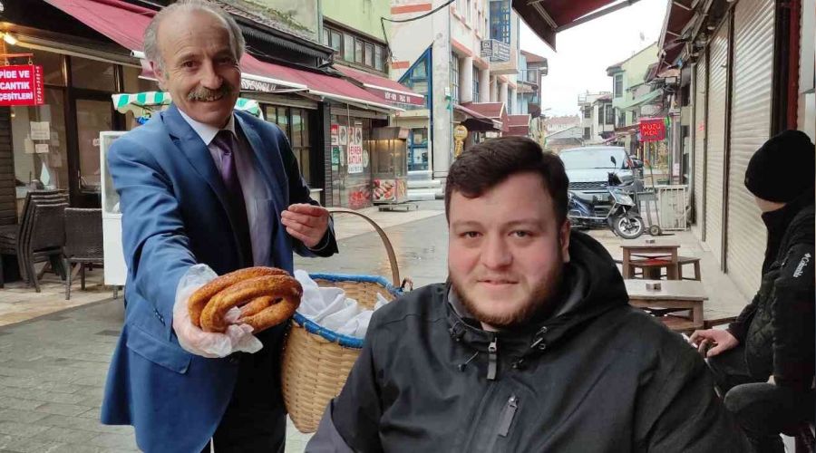 Takım elbiseyle simit satıyor