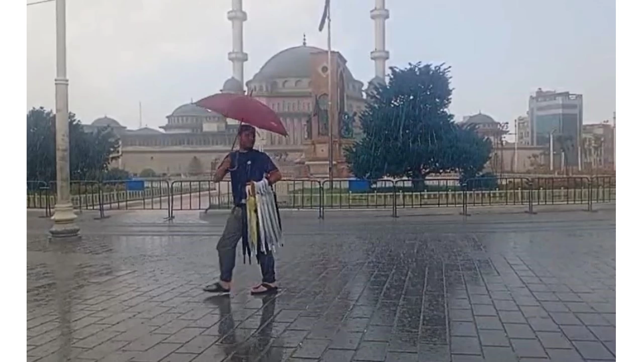 Taksim'de �nce sa�anak etkili oldu ard�ndan g�ne� a�t�