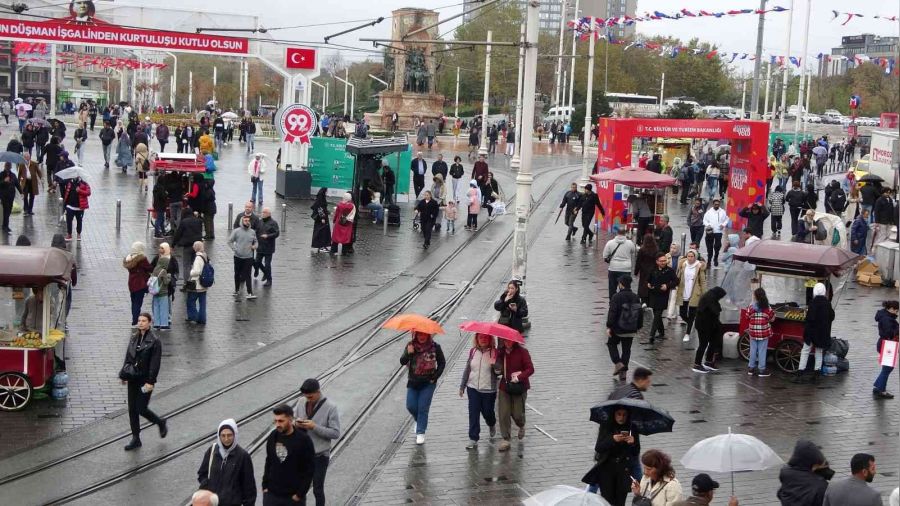 Taksim'de yamur zor anlar yaatt