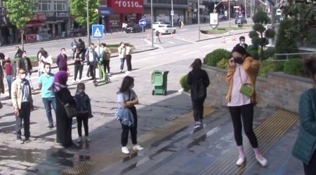 Tam kapanma sonrası AVM'ler önünde normal günleri aratmayan yoğunluk