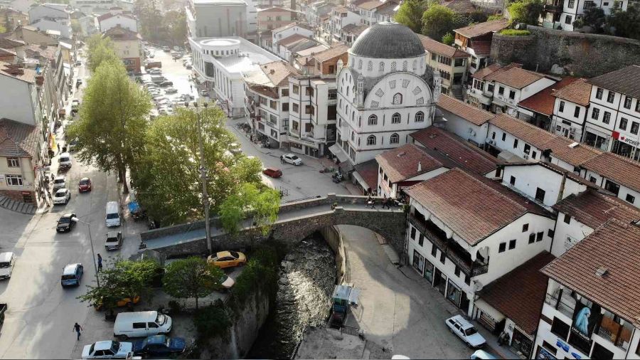 Tarihi köprü üzerindeki figürle dikkat çekiyor
