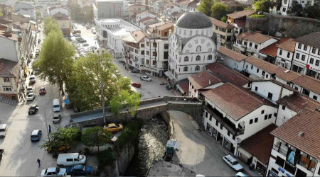 Tarihi köprü üzerindeki figürle dikkat çekiyor