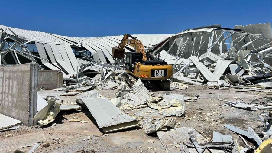 Tarım arazisine yapılan kaçak fabrikalar yıkıldı