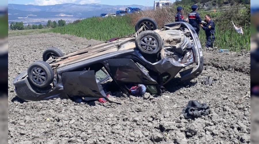 Tarlaya uçan otomobilde 1 kişi öldü