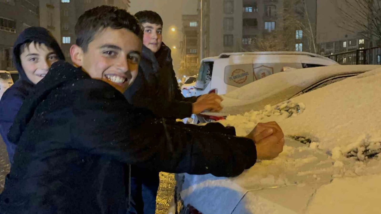 Tatvan'da kar ya etkili oldu