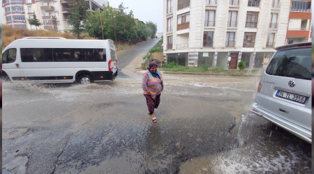 Tekirdağ'da kuvvetli yağış hayatı felç etti