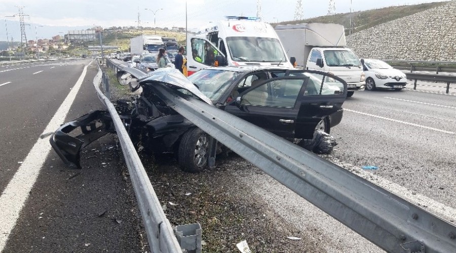 TEM Otoyolu'nda otomobil bariyerlere sapland