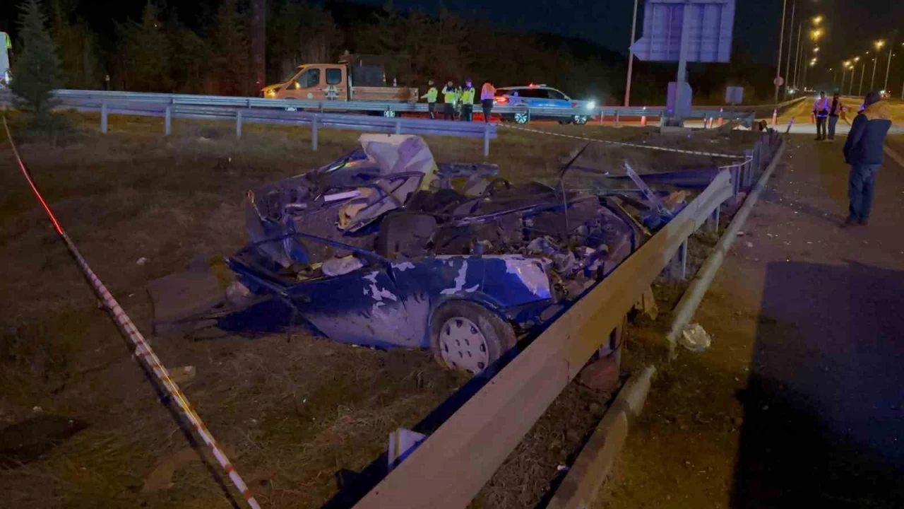 TEM'de Tofaş kağıt gibi ezildi: 2 ölü, 1 yaralı