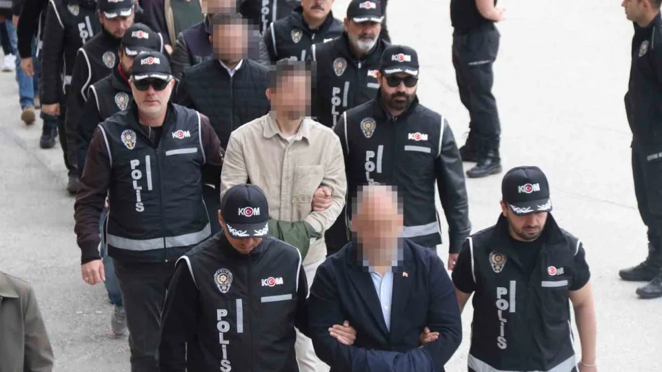 Tepeba�� Belediyesi'ne operasyon: 25 ��pheliden 15'i tutukland�