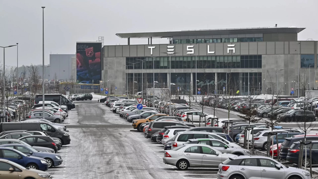 Tesla ve Volvo AB'de üretimlerini durdurdu
