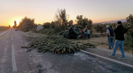 Tire'de kamyon traktöre çarptı