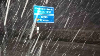 Tokat-Sivas yolunda kar yağışı etkili oldu
