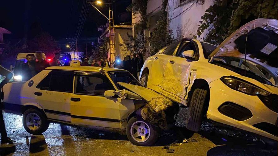 Tokat'ta iki otomobil �arp��t�: 4 yaral�