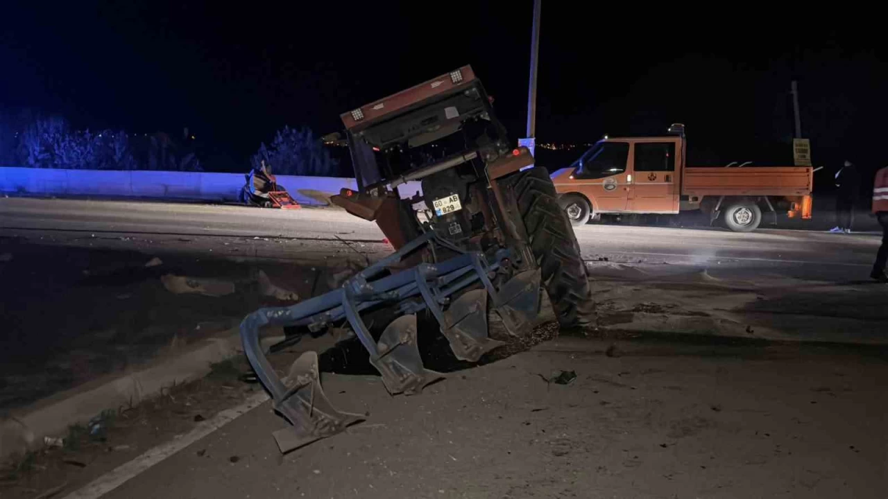 Tokat'ta otomobil traktöre çarptı: 5 yaralı