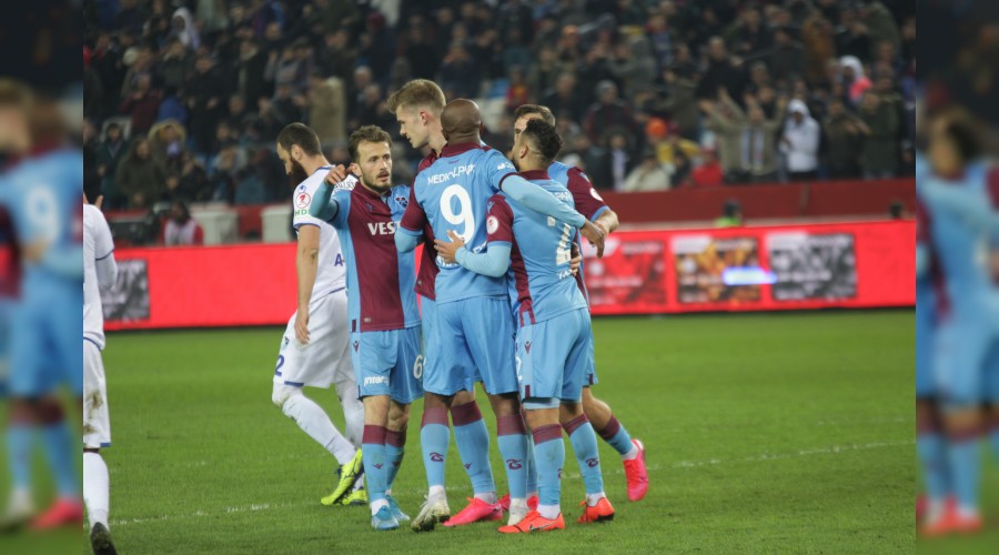 Trabzonspor yar� finalin kap�s�n� aralad�