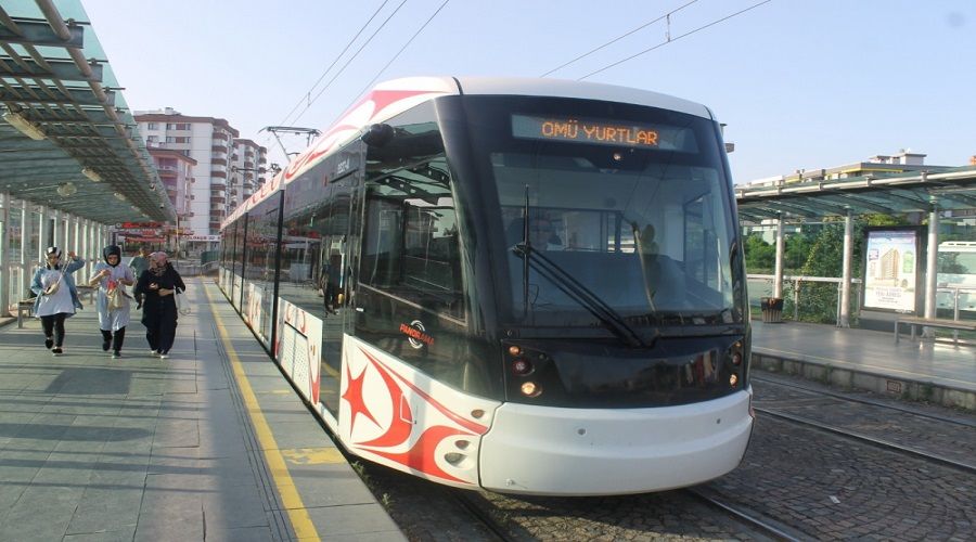 Tramvayın çarptığı eski başkanın eşi hayatını kaybetti