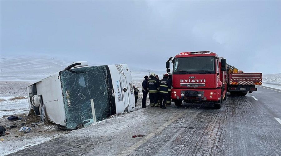 Tur otobüsü devrildi 5 kişi öldü, 26 kişi yaralandı
