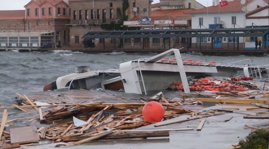 Turizm bölgesi Ayvalık fırtınaya teslim