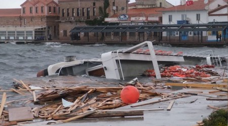 Turizm bölgesi Ayvalık fırtınaya teslim