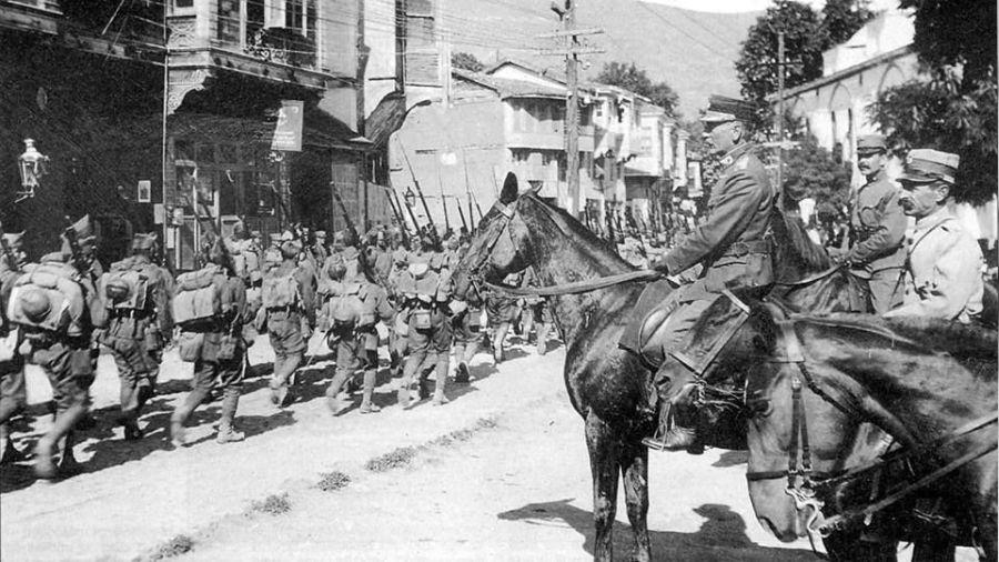 T�rk bayra��n� selamlayarak gittiler