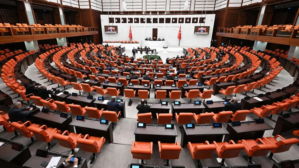  T�rkiye B�y�k Millet Meclisi'nin (TBMM) yeni haftada yo�un bir g�ndemi var. Genel Kurul'da, torba kanun teklifinin g�r��melerine devam edilecek