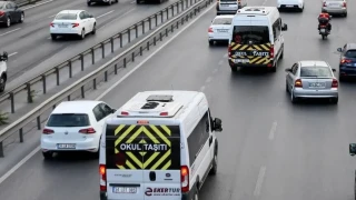 Türkiye'de 14 Eylül'de başlayacak yeni eğitim öğretim yılında hizmet verecek öğrenci servis ücretlerinde artış oranları belli olurken, üç büyük ilde bu ücretler mesafeye göre 27 bin ile 93 bin lira arasında değişiyor