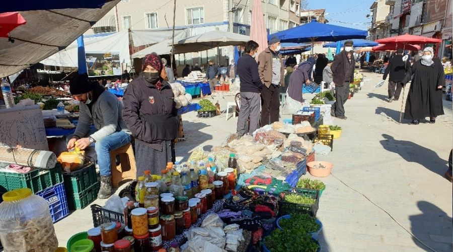 Turuncu ilin mavi boncuklu ilesi