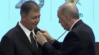 Üç ay önce istinaf mahkemesinin mutlak butlan kararı sonrası CHP'den istifa ederek yoluna bağımsız devam etme kararı alan İzmir Büyükşehir Belediye Başkanı Cemil Tugay, bugün AK Parti'ye katıldı