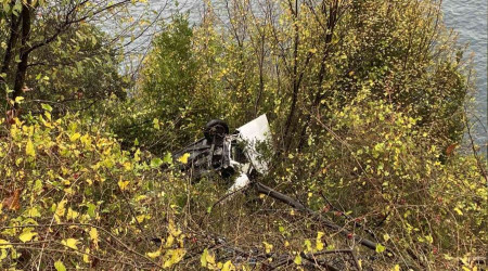 Uçuruma uçan otomobili ağaç dalları kurtardı