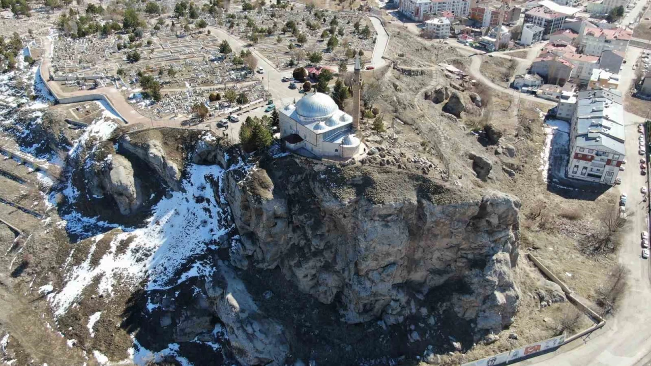 Uçurumun kıyısındaki sancaktar türbesi ziyaretçilerini ağırlıyor