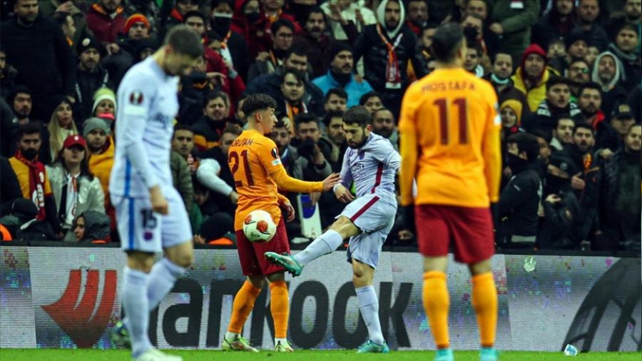 UEFA Galatasaray'a cezayı kesti