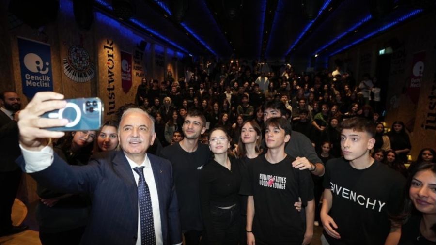 �mraniye Belediyesi'nden gen�lere 7 bin TL e�itim deste�i