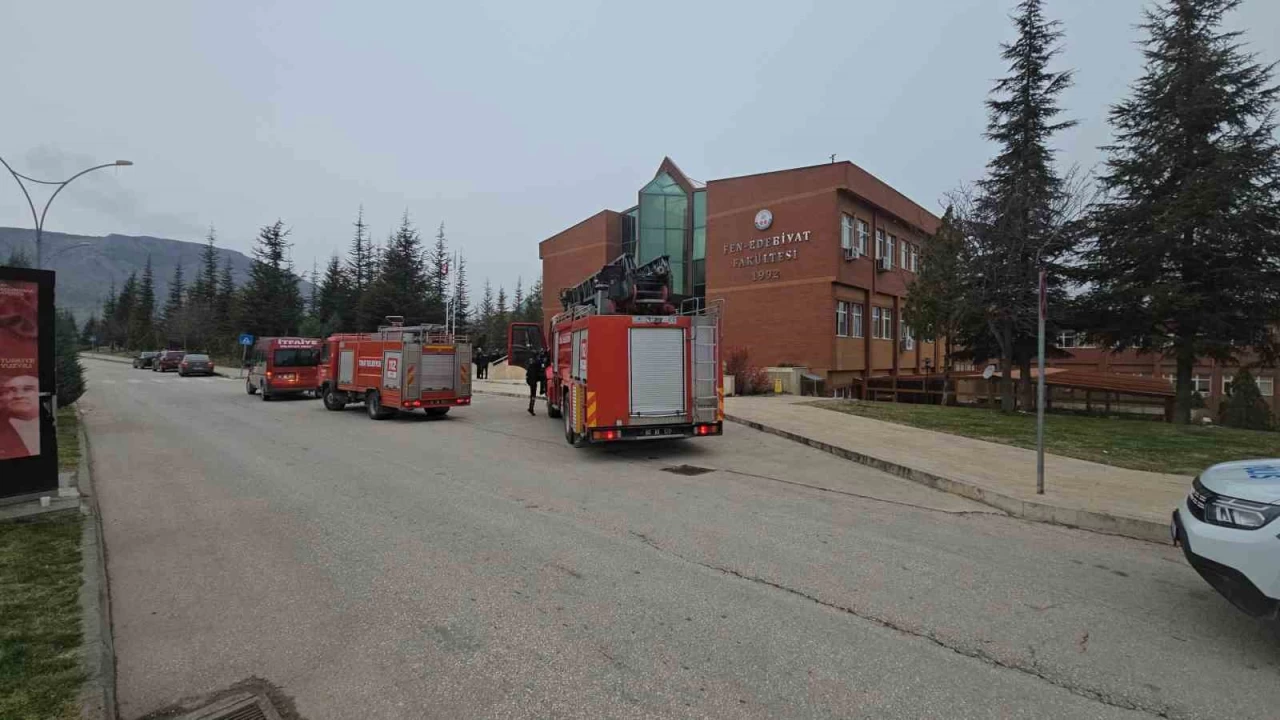 �niversitedeki esrarengiz duman pani�e neden oldu