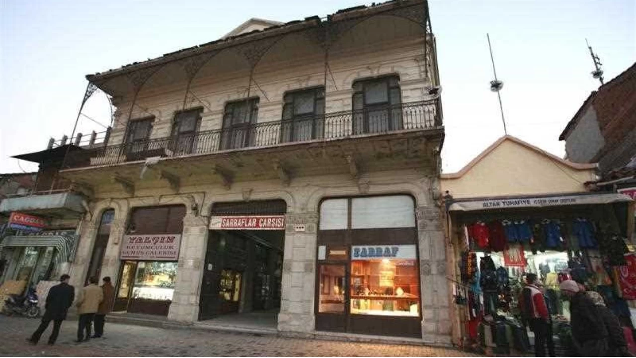 U�ak Bedesteni (Ta�han): Osmanl� ticaret hayat�n�n izlerini ta��yan tarihi �ar��