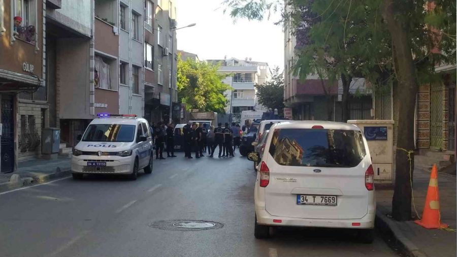 Uyuşturucu bağımlısı genç annesinin başını kesip camdan aşağıya attı
