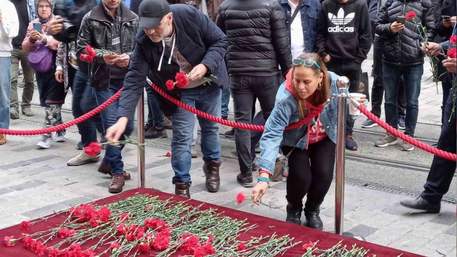 Vahşetin yaşandığı noktaya vatandaşlar karanfil bıraktı
