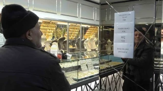 "Vallahi billahi yok" yaz�s� kuyumcuda izdiham� durduramad�