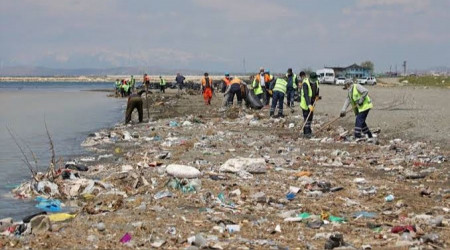 Van Gölü sahilinde tonlarca çöp toplandı