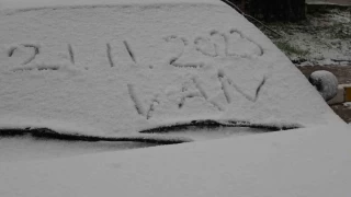 Van'da 142 yol ulaşıma kapandı, uçaklar rötar yaptı
